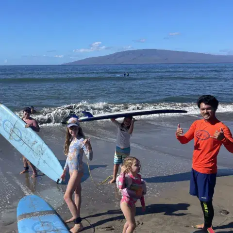 Groupe sur la plage avec des planches de surf