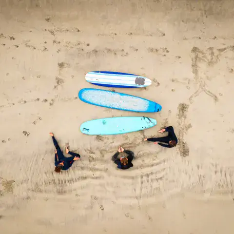 Planches de surf et élèves sur le sable, vue aérienne