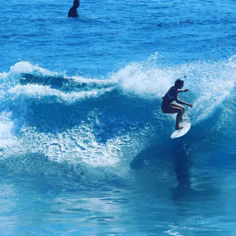 Surfeur sur une vague