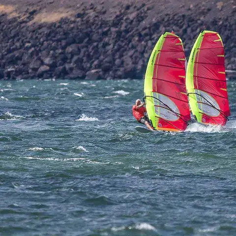 Deux windsurfeurs sous voile