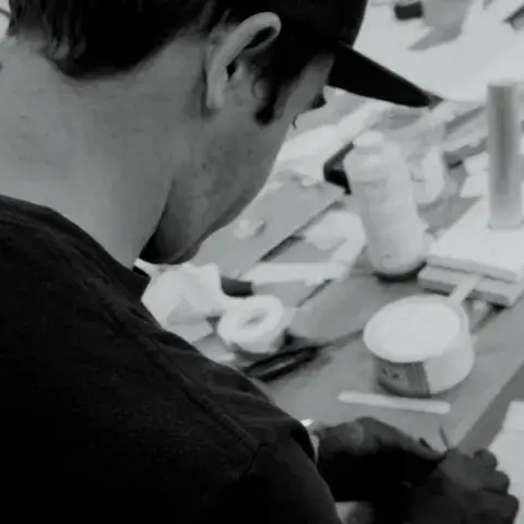Artisan au travail à l'établi