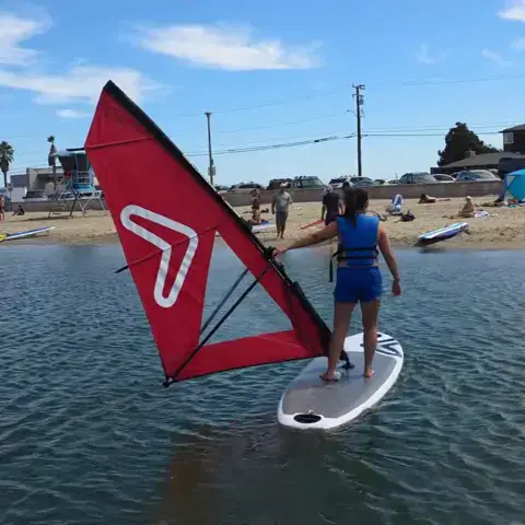 Leçon de windsurf en eau peu profonde