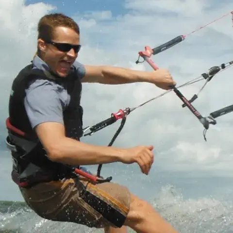 Rider de kite sur l'eau, barre en main