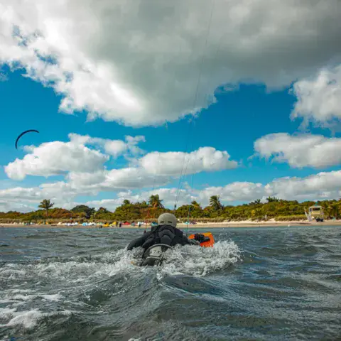Rider de kite tiré sur l'eau