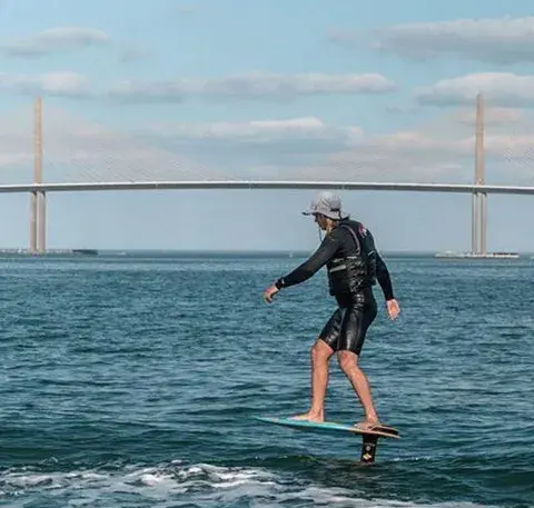 Kiteboarder dans un saut sur l'eau