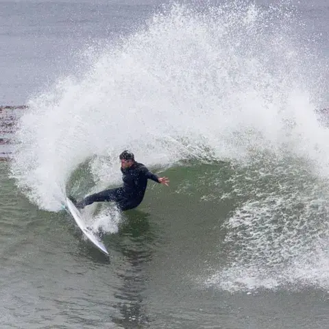 Surfeur sur une vague