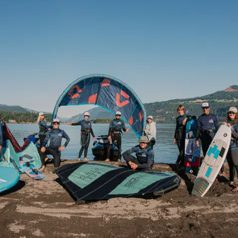 L'équipe de l'école avec son matériel sur la plage