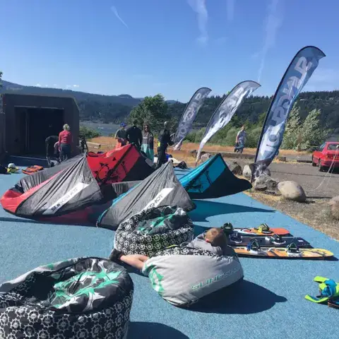 Kites et banderoles installés sur la zone de cours