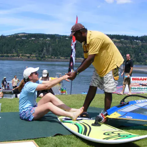 Initiation au windsurf sur la pelouse avec un moniteur
