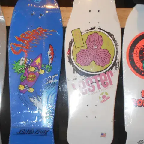 Mur de skateboards dans la boutique