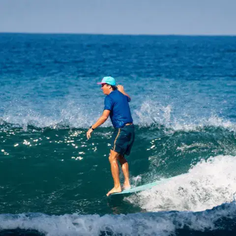 Surfeur sur une vague