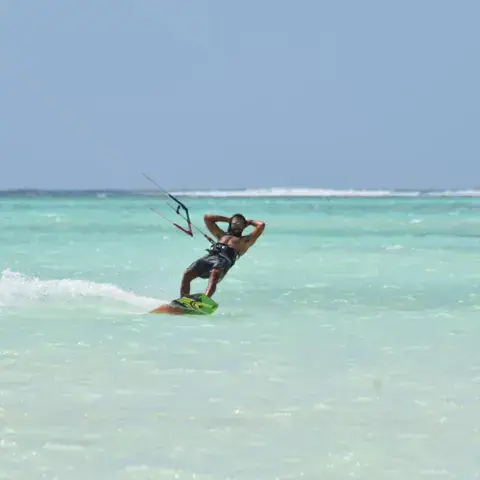 Kitesurfeur sur une eau turquoise