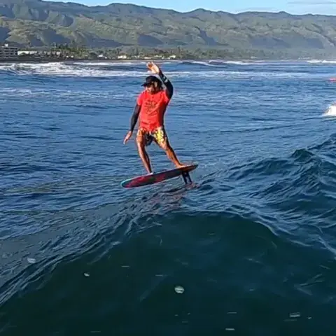 Rider en foil dans une vague