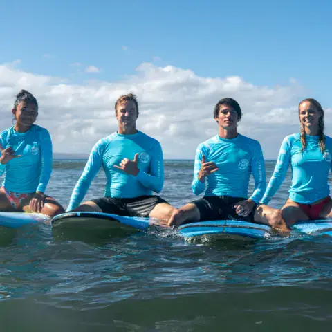 Groupe d'élèves assis sur leurs planches
