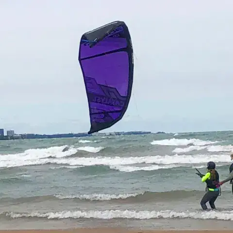 Cours de kitesurf dans les vagues avec un kite violet