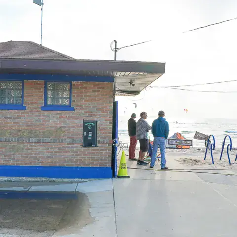 Bâtiment du centre de cours au bord de la plage