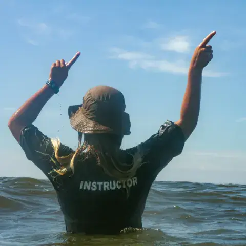 Moniteur dans l'eau pendant un cours