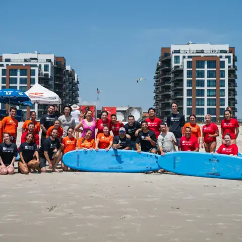 Groupe de stagiaires et moniteurs sur la plage