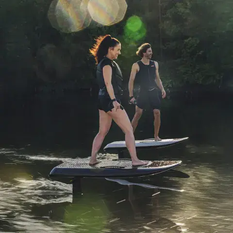 Deux pilotes d'e-foil sur l'eau