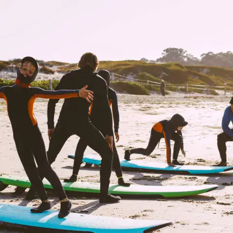 Initiation à la position debout sur la plage, avec les moniteurs