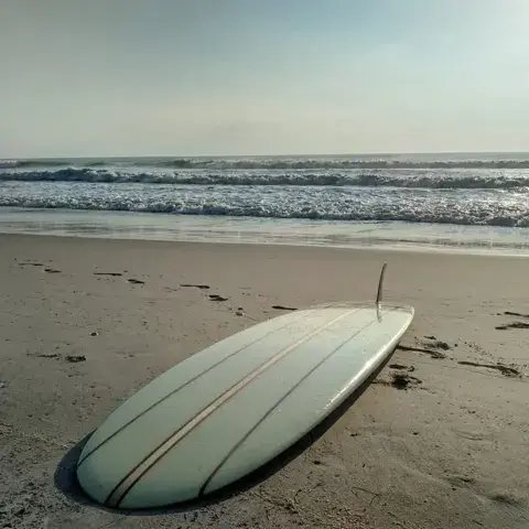 Planche de surf posée sur le sable