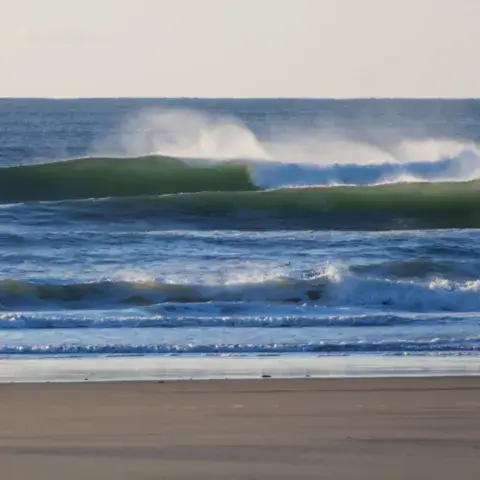 Vague déferlante sur la plage
