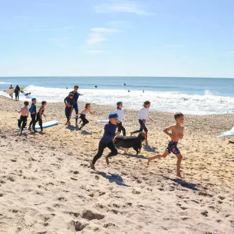 Groupe de stagiaires sur la plage