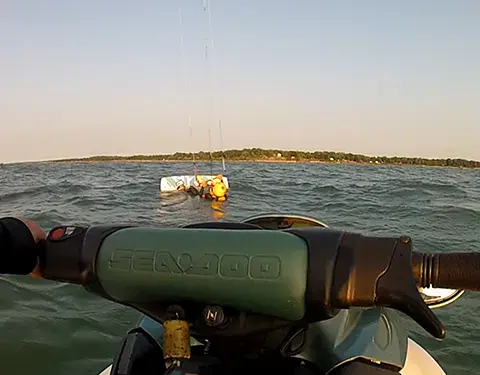 Cours de kitesurf suivi depuis la moto marine