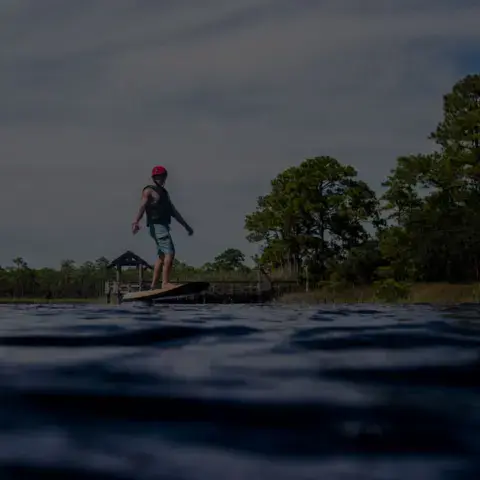 Pilote d'e-foil sur un plan d'eau calme