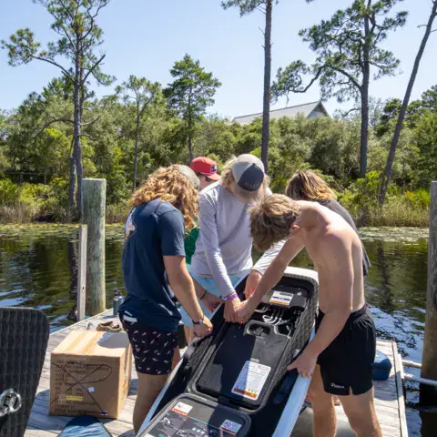 Préparation d'un e-foil sur un ponton avant la sortie