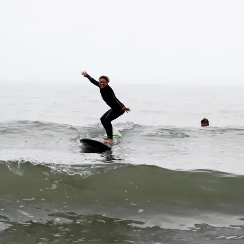 Surfeur sur une vague