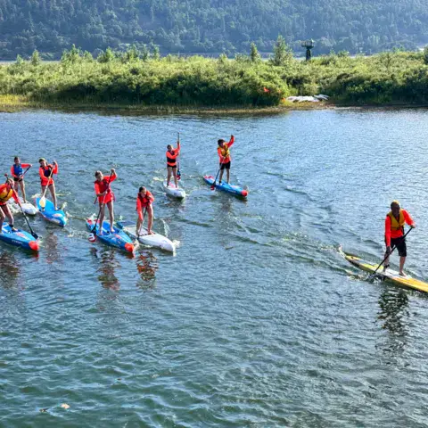 Groupe en paddle sur le fleuve