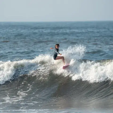 Surfeuse sur une vague pendant une séance