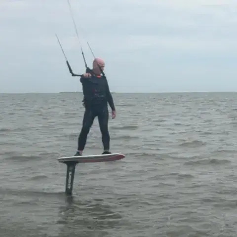 Rider en kitefoil sur la baie