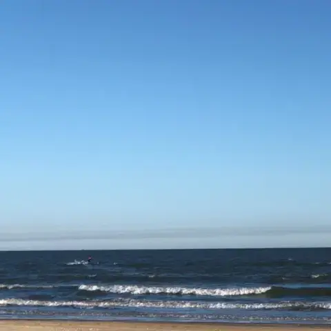 Kite dans le ciel au-dessus de la mer