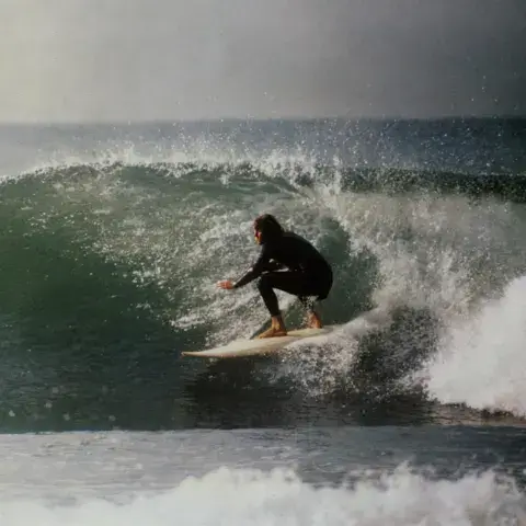 Surfeur dans le creux d'une vague