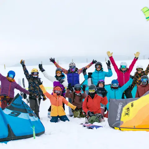 Groupe de snowkiteurs sur la neige avec les ailes Ozone