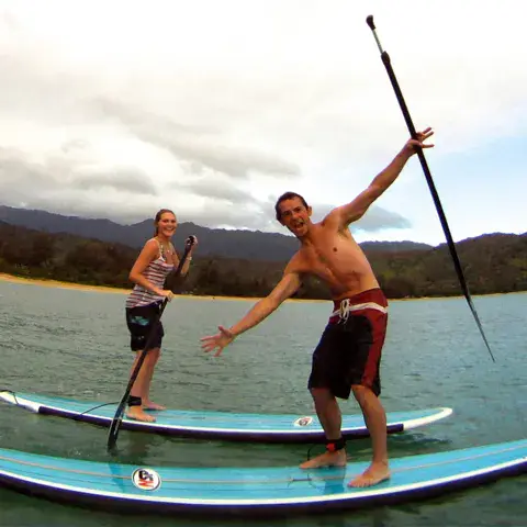 Deux personnes sur des planches de paddle
