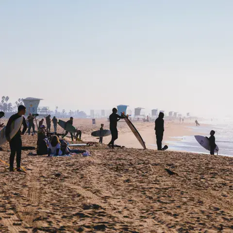 Groupe de surfeurs sur la plage