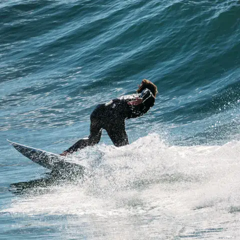 Surfeur sur une vague