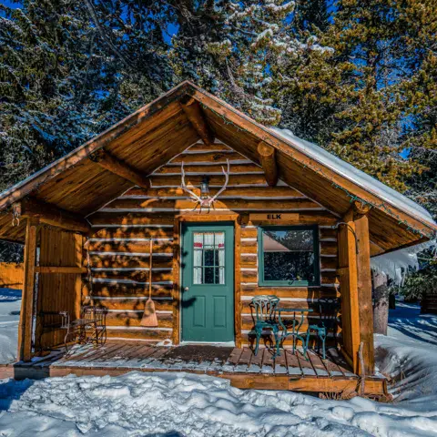 Un chalet en rondins du lodge sous la neige