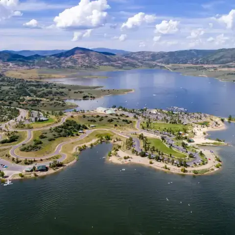 Vue aérienne d'un lac de montagne et de ses rives