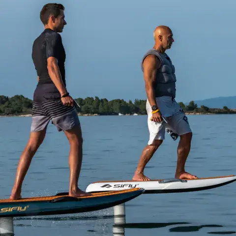 Deux personnes sur des e-foils
