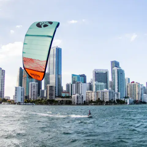 Kitesurf sur la baie, skyline de Miami en arrière-plan