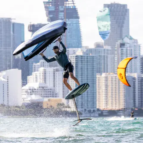 Rider en wing foil devant les gratte-ciel de Miami