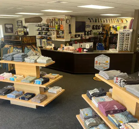 Intérieur du magasin, avec vêtements et accessoires