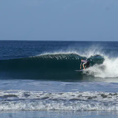 Surfeur dans le creux d'une vague