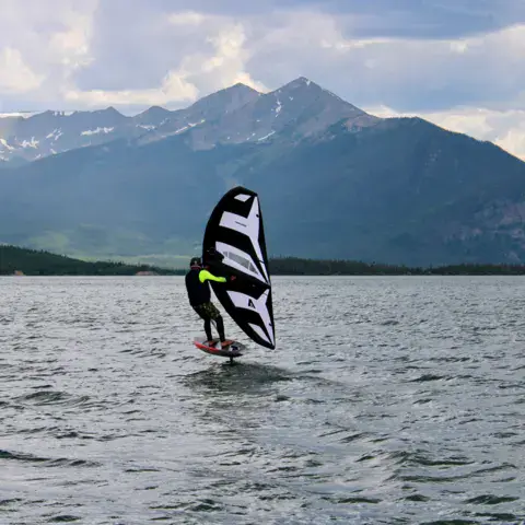 Wing foil face aux montagnes