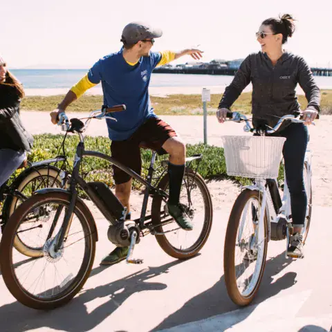Sortie à vélo électrique le long de la plage