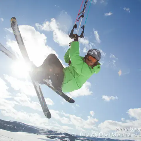 Saut en snowkite à skis